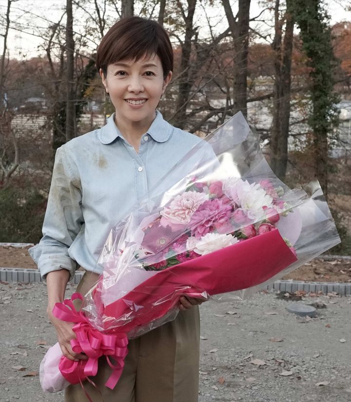 ドラマ『絶対零度～情報犯罪緊急捜査～』のクランクアップを迎えた沢口靖子 （C）フジテレビ width=