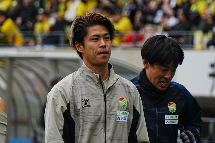 画像: この日もベンチから仲間をサポートした鳥海（写真：縄手猟）