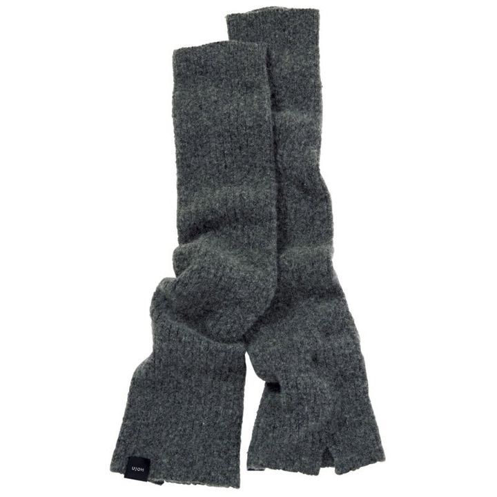 タイツやボトムの上から、クシュッとルーズに身につけるのも可愛い。スタイリングになじむニュアンスグレーが使い勝手抜群。レッグウォーマー￥25,300（ウジョー／エム）
