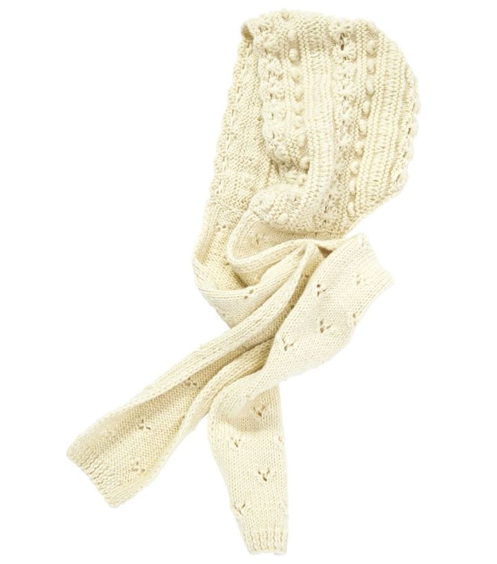 フードとマフラーで変化のある編み地がニュアンスたっぷり。首周りにボリュームを与えて、いつものコーデに更新感をプラス。フードマフラー￥24,970（フィータ）