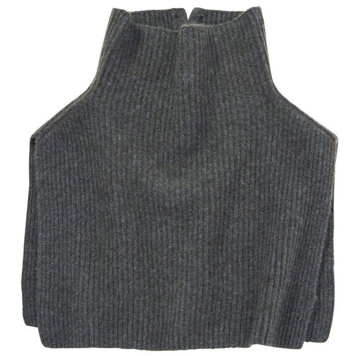 しっかりとした厚みがありながらも柔らかく上品な肌触りで、大人のレイヤードスタイルの完成度を高めてくれる。ハイネックで首元まであったか。スヌード￥20,900（ティッカ）