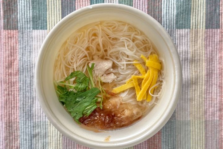 ほっとする～！【ファミマ】夜食にも最適な162kcalのあったか麺