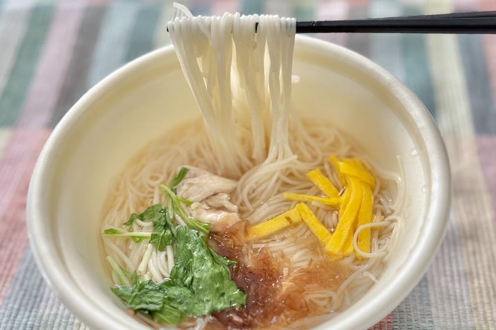 ほっとする～！【ファミマ】夜食にも最適な162kcalのあったか麺