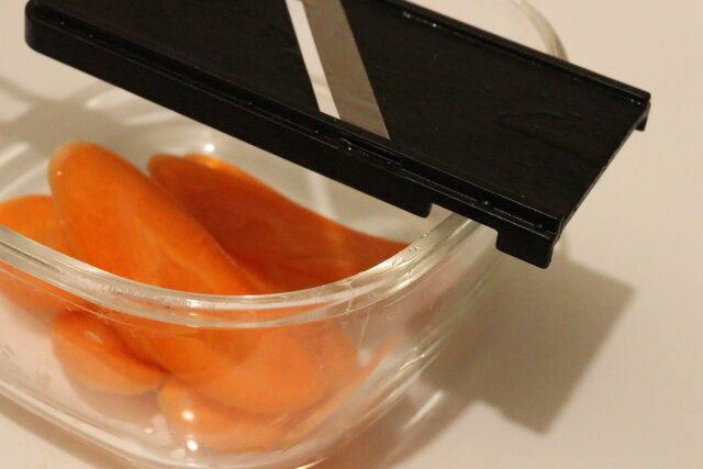 セリアのベーシック ミニスライサーはボウルに引っ掛けられる