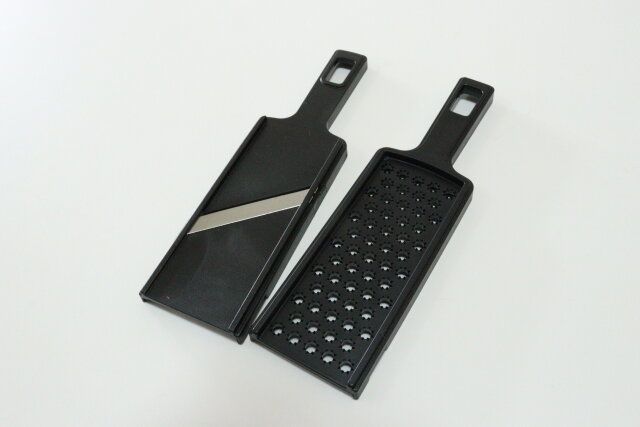 セリアのベーシック ミニスライサーとベーシック ミニおろし器