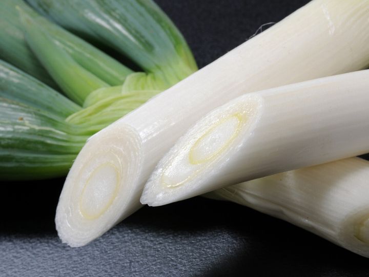 All About ニュース編集部が全国250人を対象に実施した「帰省手土産に関するアンケート」の調査結果から、帰省時の手土産にしたい「群馬県のお土産」ランキングを発表！ 2位「下仁田ねぎ煎餅（つつじ庵）」を抑えた1位は？