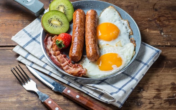 朝食プレート 目玉焼きとソーセージとベーコンとキウイ