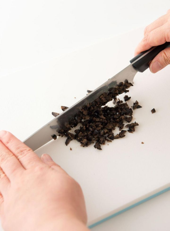 タプナードの黒オリーブはできるだけこまかくたたき、オリーブの香りやコクを引き出す。白身魚と相性がよく、バゲットにつけても。タプナードも3～4日冷蔵保存が可能。