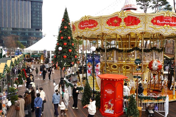 蚕室にあるロッテワールドモールのクリスマス・マーケット。去年に続き、ツリーとメリーゴーランドが目玉です。