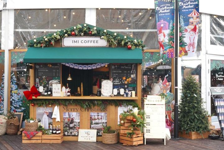 クリスマスマーケットなので、飲食店も多数入店。こちらは弘大（ホンデ）にあるコーヒーショップ「IMI COFFEE」。