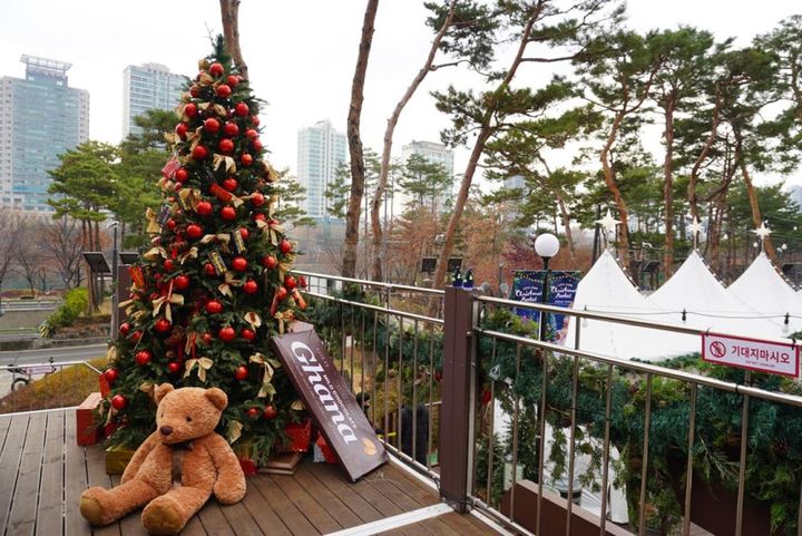 ガーナのブースの2階にはフォトスポットが。石村湖（ソクチョンホス）をバックに写真撮影ができます。