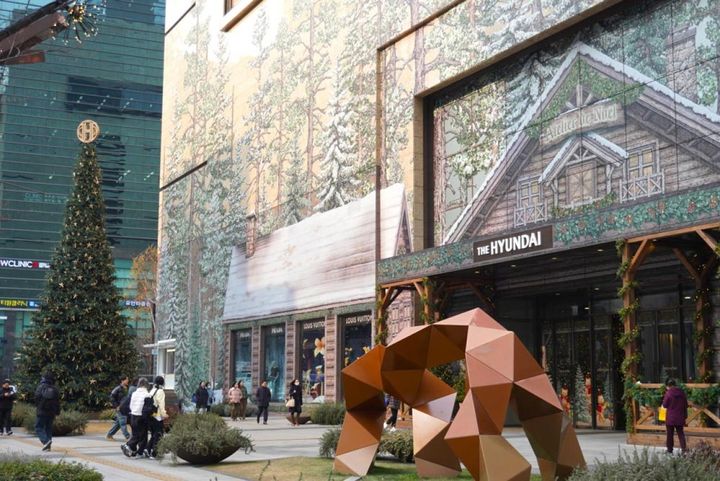 こちらは三成の現代百貨店前。去年に比べてかなり地味な印象です。同じ百貨店系列ですと、明洞にある新世界百貨店の本店4階もかなり力の入った演出のようなので、明洞に行かれるかたはチェックを。