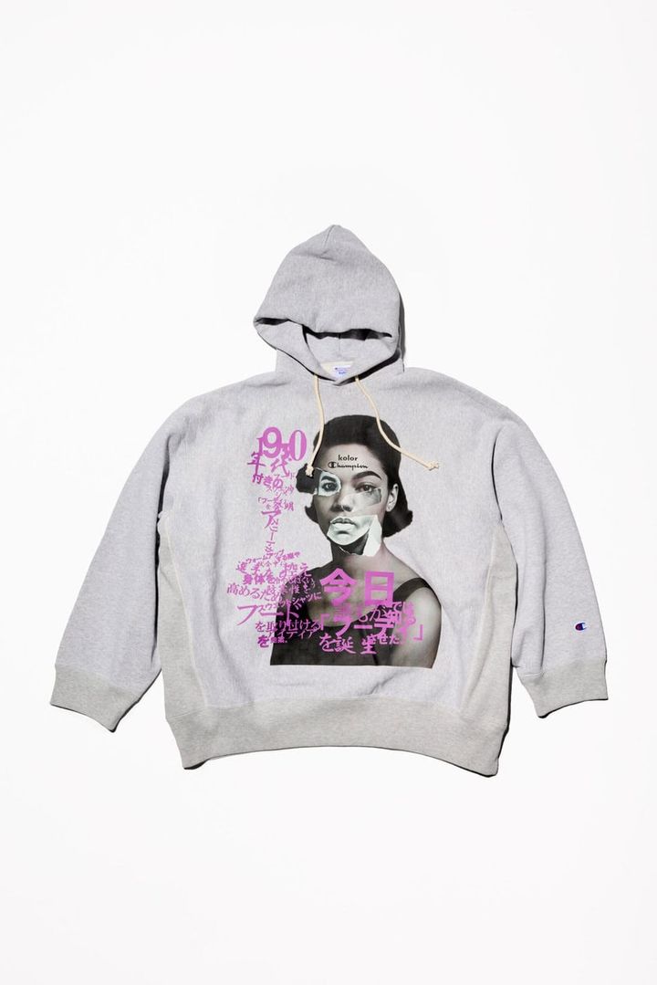 今回のコラボレーションは、kolor ならではの大胆なプリントメッセージデザインや、高度なパターン技術によるサイジングが特徴的。Champion の得意とするカジュアルコーディネーションはもちろんのこと、オーセンティックなファッションスタイルとしても取り入れられる。