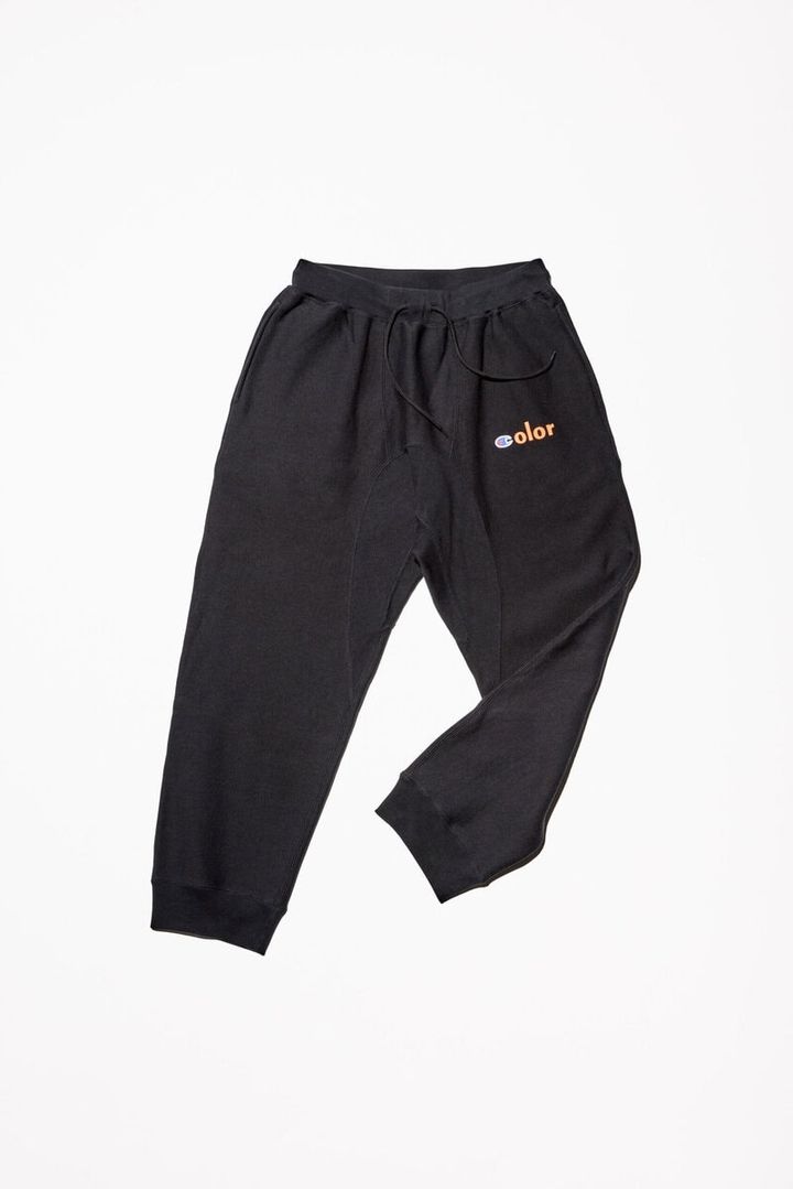 クルーネック、フーデッド、スウェットパンツの計3型、それぞれ3色展開となっている。