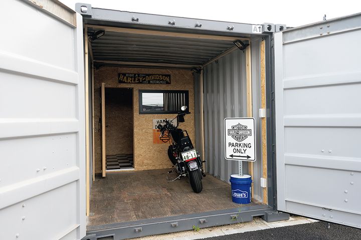 オーナーの夢をカタチにしたオールドアメリカンなコミュニティガレージ空間