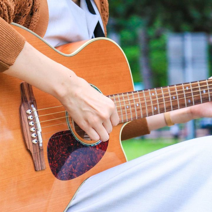 ギターを弾く人