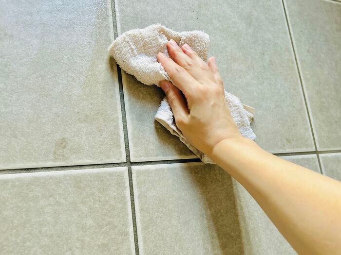 ゴシゴシ洗いはもう不要！『玄関掃除』はこの方法でピカピカになりますよ♪【簡単お掃除テク】