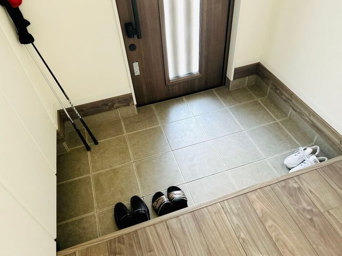 ゴシゴシ洗いはもう不要！『玄関掃除』はこの方法でピカピカになりますよ♪【簡単お掃除テク】