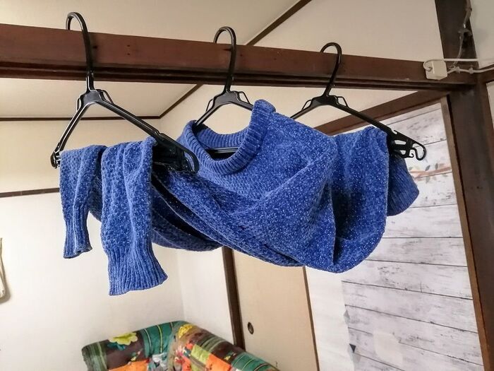 『伸びちゃうセーター』どう干したらいい？お家にあるものだけで〈かんたん！専用干しスペース〉作れました♪