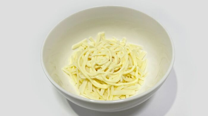 ピザ用チーズが『絶品チーズ』に大変身！？とろけ具合が全然違う…！いつものトーストがウマさ倍増♡