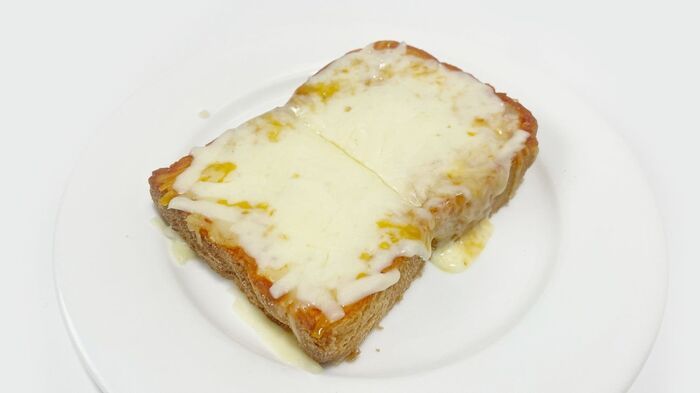 ピザ用チーズが『絶品チーズ』に大変身！？とろけ具合が全然違う…！いつものトーストがウマさ倍増♡