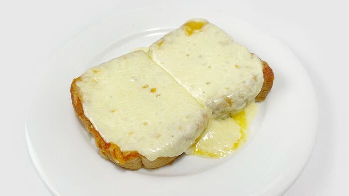 ピザ用チーズが『絶品チーズ』に大変身！？とろけ具合が全然違う…！いつものトーストがウマさ倍増♡