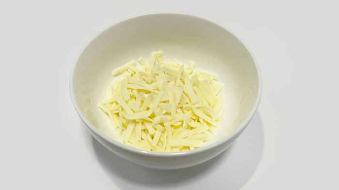 ピザ用チーズが『絶品チーズ』に大変身！？とろけ具合が全然違う…！いつものトーストがウマさ倍増♡