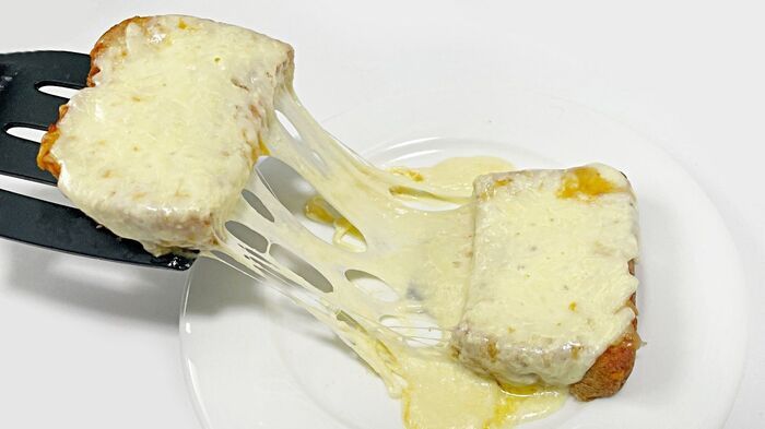 ピザ用チーズが『絶品チーズ』に大変身！？とろけ具合が全然違う…！いつものトーストがウマさ倍増♡