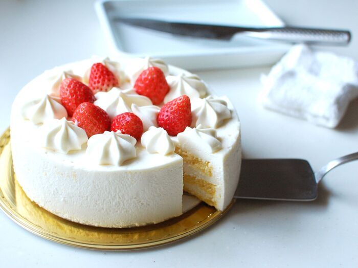 「ホールケーキ」を均等に切る裏ワザ。コツを知れば誰でも簡単にキレイに切れますよ♪