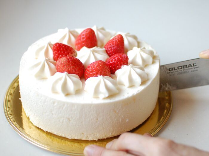 「ホールケーキ」を均等に切る裏ワザ。コツを知れば誰でも簡単にキレイに切れますよ♪