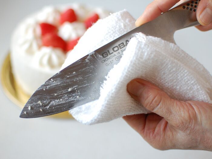「ホールケーキ」を均等に切る裏ワザ。コツを知れば誰でも簡単にキレイに切れますよ♪