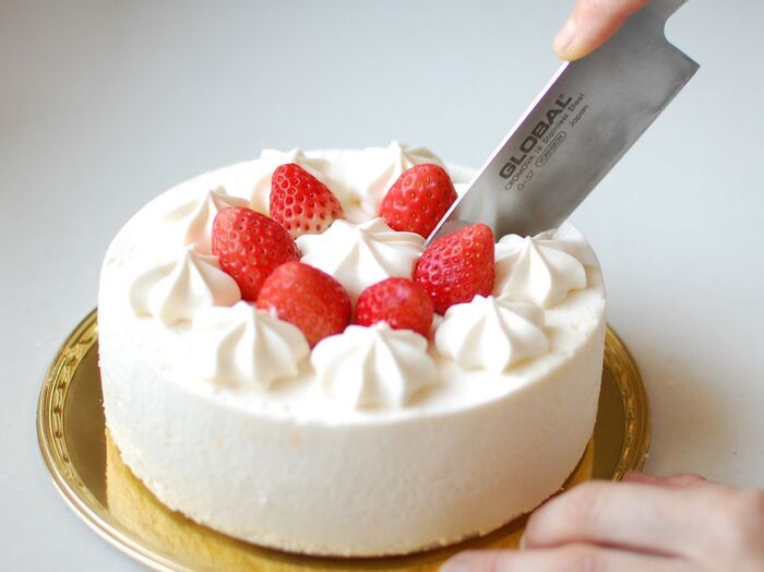 「ホールケーキ」を均等に切る裏ワザ。コツを知れば誰でも簡単にキレイに切れますよ♪