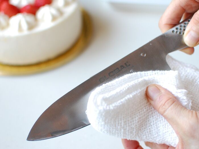 「ホールケーキ」を均等に切る裏ワザ。コツを知れば誰でも簡単にキレイに切れますよ♪