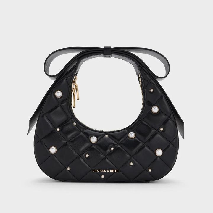 画像: Janie ジェイニー キルトパールエンベリッシュドボウハンドル クレセントバッグ（ブラック）¥12,900（チャールズ&キース）