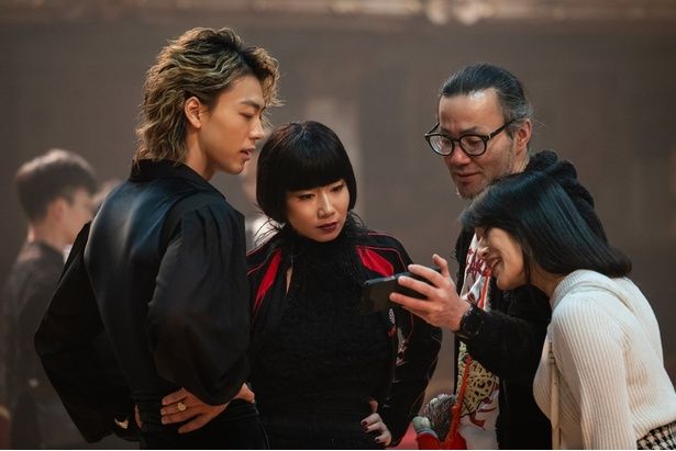 ラテン講師から指導を受ける竹内涼真さん、土居志央梨さん