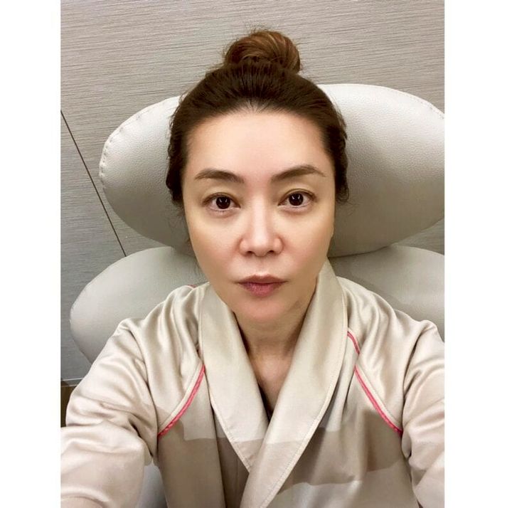 健康診断の検査着を着て待機中