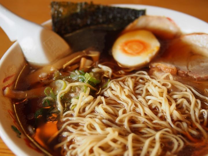 All About ニュース編集部が全国250人を対象に実施した「ご当地グルメに関するアンケート」の調査結果から、旅先で食べたい「岐阜県のご当地グルメ」ランキングを発表！ 2位「高山ラーメン」「けいちゃん」を抑えた1位は？