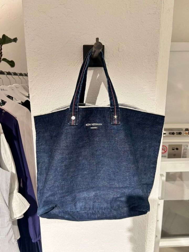 ブルーデニムのバッグ