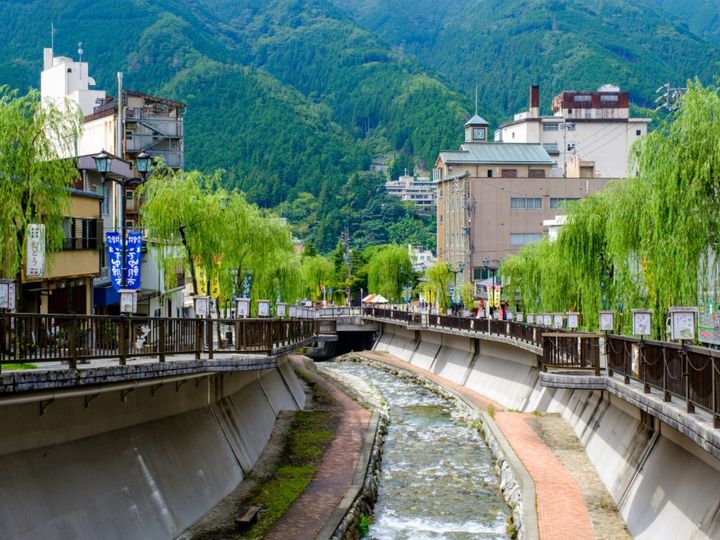 All About ニュース編集部が全国250人を対象に実施した「老後に住みたい自治体に関するアンケート」の調査結果から、老後に住みたい「岐阜県の自治体」ランキングを発表！ 2位「下呂市」を抑えた1位は？