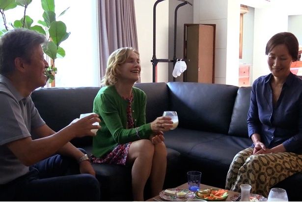 知人から紹介された奇妙なフランス人女性との距離感を測りかねる姿が自然なイ・ヘヨン(『旅人の必需品』) [c]2024Jeonwonsa Film Co. All Rights Reserved.