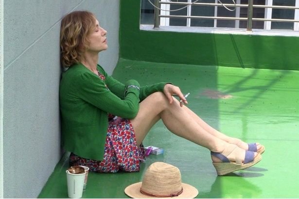 イザベル・ユペールが韓国でフランス語を教える女性を演じる『旅人の必需品』 [c]2024Jeonwonsa Film Co. All Rights Reserved.