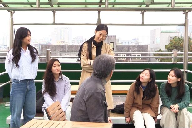 ヒロインは狂言回し的な存在で色恋沙汰には巻き込まれない(『小川のほとりで』) [c]2024 Jeonwonsa Film Co. All Rights Reserved.