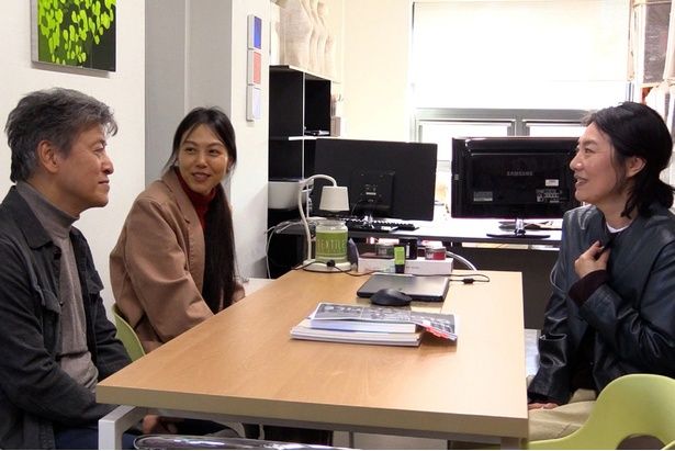 ヘヒョは、主人公の叔父であるシオンに扮している(『小川のほとりで』) [c]2024 Jeonwonsa Film Co. All Rights Reserved.