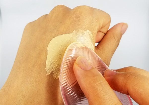 スポンジがリキッドファンデーションを吸収しない