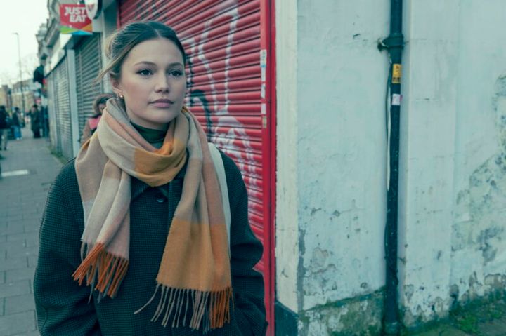 主演のオリヴィア・ホルト。『クリスマスイブには強盗を』Netflixにて独占配信中