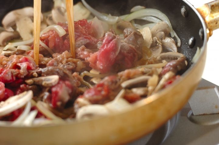 牛肉と里芋のクリーム煮の作り方1