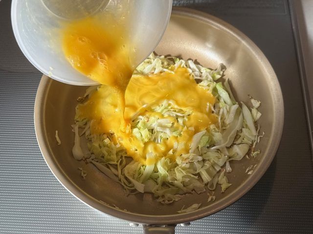 溶き卵を入れる