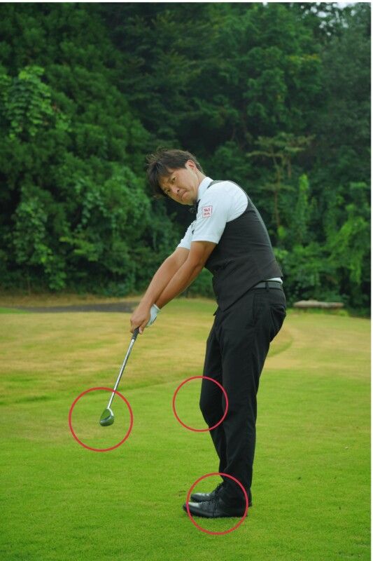 アプローチで上手く転がすコツは？「右ヒザを左ヒザに寄せると…」プロが解説