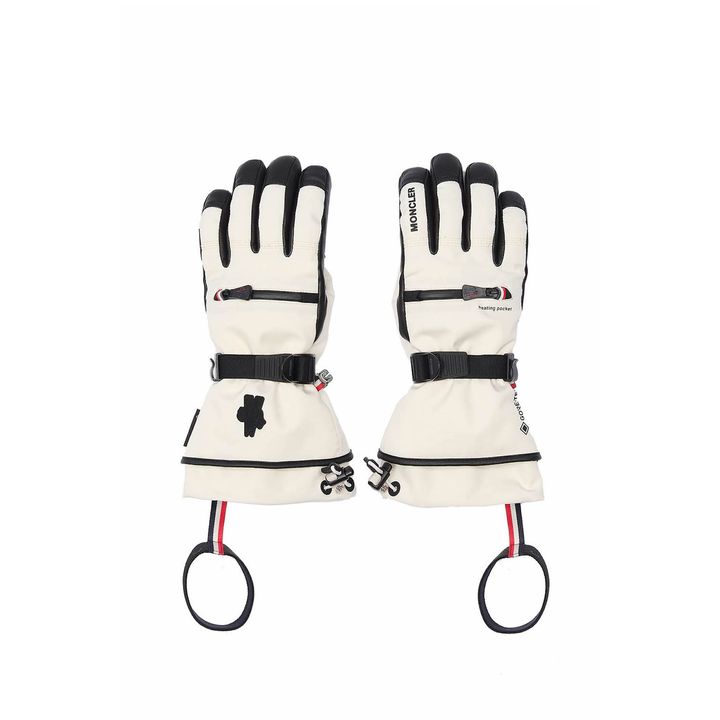 グローブ ¥126,500／MONCLER GRENOBLE（モンクレール ジャパン 0120-938-795）