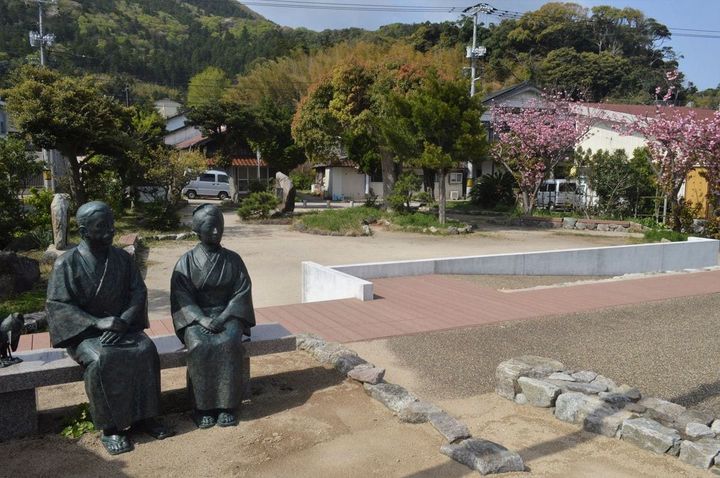 島根県隠岐郡海士町にある八雲広場（佐渡公園）。小泉八雲と妻セツの銅像
